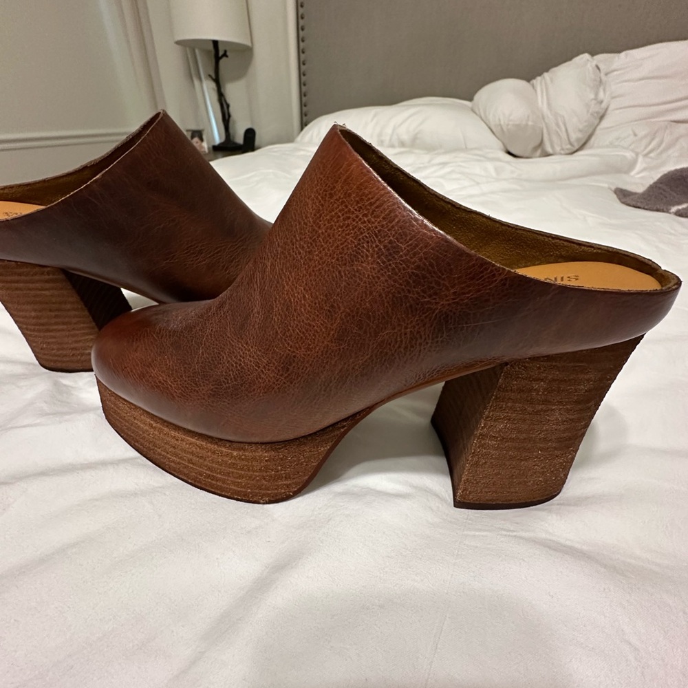 Brown Leather Women's Clogs (Brand: Kork-Ease, Style: Veronica, Rum Color). NEW